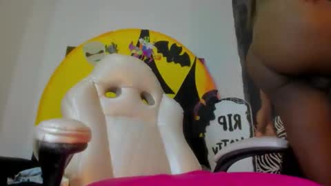 Snapshot of sabrinaxxx11 chatting on 10.22.25 sabrinaxxx11 online show from 10.22.25