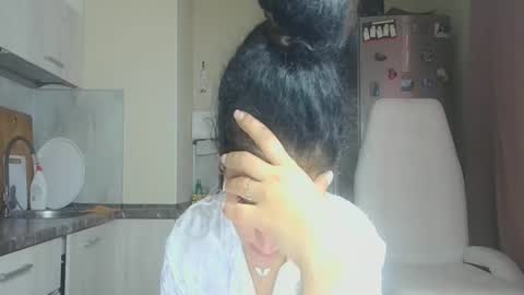 Snapshot of safari_xx chatting on 10.29.25 Queen online show from 10.29.25