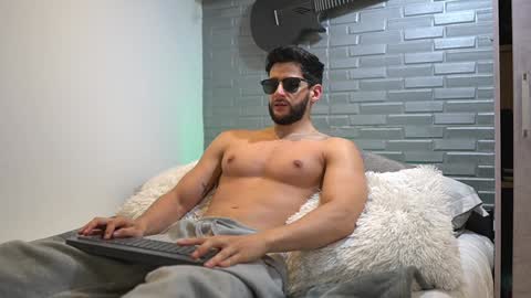 Snapshot of saimonhot1 chatting on 01.28.25 saimon online show from 01.28.25