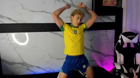 Snapshot of saimonvela chatting on 11.16.25 Juan online show from 11.16.25