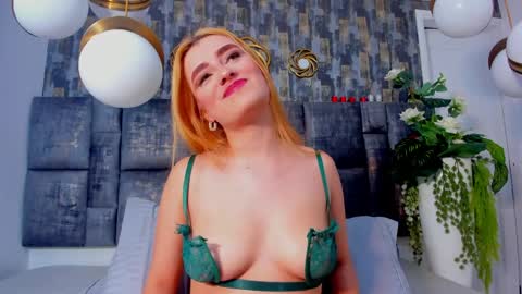 Snapshot of salomelarzon chatting on 04.11.26 Salome Larzon online show from 04.11.26