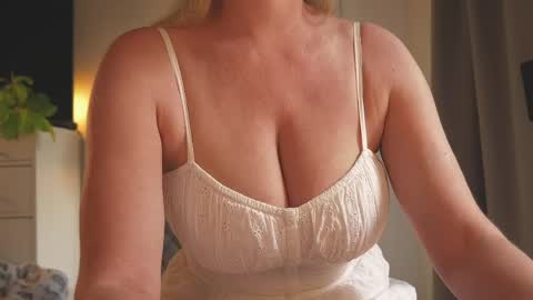 Snapshot of saltedhoney chatting on 05.21.26 IsaBella- online show from 05.21.26