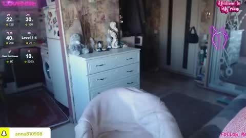 Snapshot of samanta_shy chatting on 10.31.25 Marry online show from 10.31.25