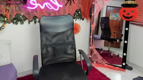 samantaortiz_ online show from 10.29.25