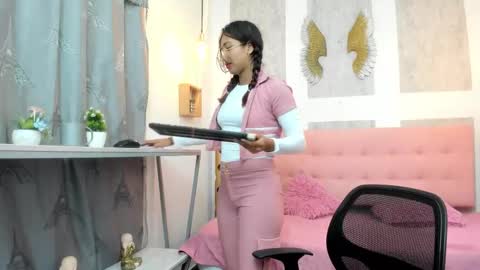 Snapshot of samantha_fox8 chatting on 11.18.25 online show from 11.18.25