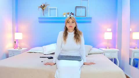 Snapshot of samanthamilf__ chatting on 02.11.25 Samanta online show from 02.11.25