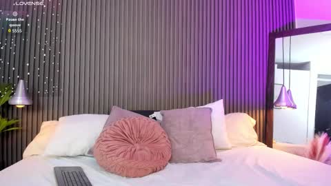 Snapshot of sammybrunette1 chatting on 10.18.25 Axel online show from 10.18.25