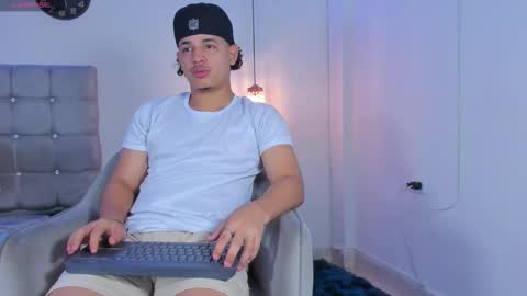 Snapshot of samxx_muscle chatting on 11.10.25 samxx_muscle online show from 11.10.25
