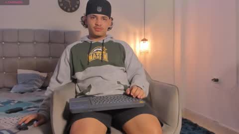 Snapshot of samxx_muscle chatting on 12.01.25 samxx_muscle online show from 12.01.25