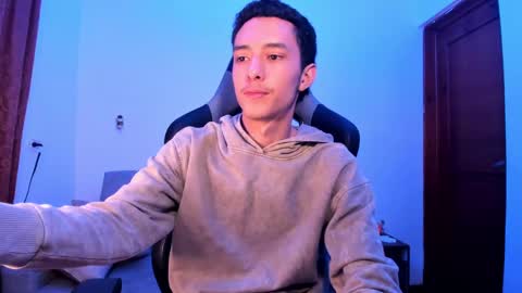 Snapshot of santi_twink19 chatting on 12.11.24 santi_twink19 online show from 12.11.24