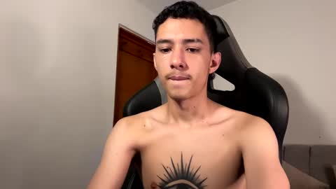 Snapshot of santi_twink19 chatting on 01.08.25 santi_twink19 online show from 01.08.25