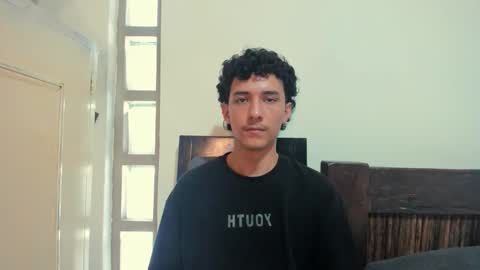 Snapshot of santi_twink19 chatting on 10.09.25 santi_twink19 online show from 10.09.25