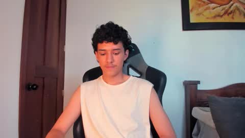 Snapshot of santi_twink19 chatting on 10.25.25 santi_twink19 online show from 10.25.25