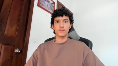 Snapshot of santi_twink19 chatting on 12.21.25 santi_twink19 online show from 12.21.25