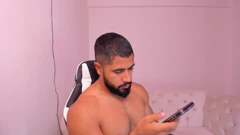 santiago_huntt online show from 02.05.25