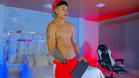 Snapshot of santiagoreyesft chatting on 10.21.25 Santi Reyes online show from 10.21.25