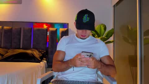 Snapshot of santin_seans chatting on 10.12.25 Santiago Seans online show from 10.12.25