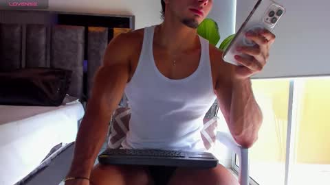 Snapshot of santin_seans chatting on 10.17.25 Santiago Seans online show from 10.17.25