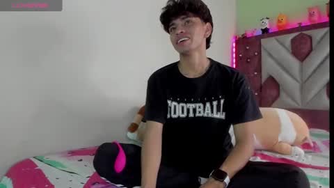 Snapshot of santy_caerrinton chatting on 11.21.25 Santiago online show from 11.21.25