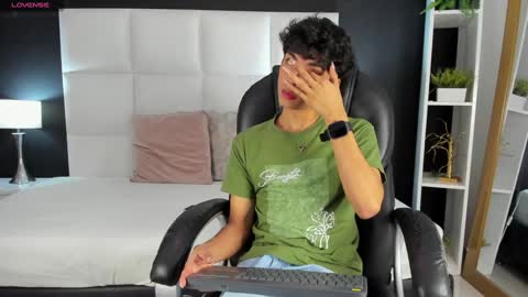 Santiago Carrington online show from 12.19.24