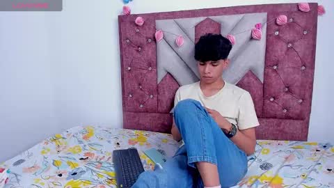 Santiago Carrington online show from 03.12.25