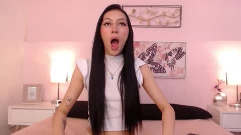 Snapshot of sara17_ chatting on 10.26.25 Sara online show from 10.26.25