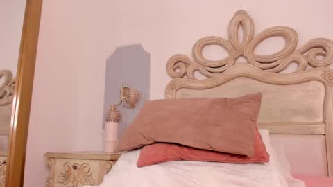 Snapshot of sara__williams chatting on 09.24.25 Sara online show from 09.24.25