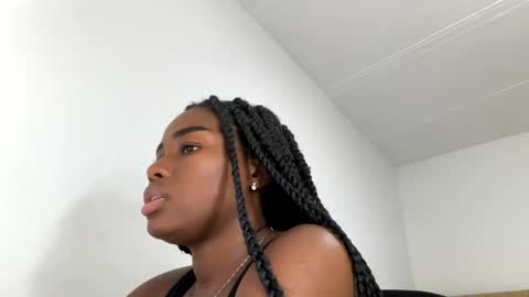 Snapshot of sara_muscle chatting on 09.25.25 Sara online show from 09.25.25