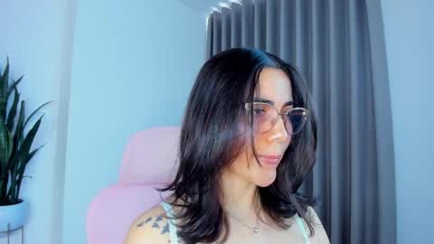 Snapshot of sara_ospina22 chatting on 04.30.26 Sara online show from 04.30.26