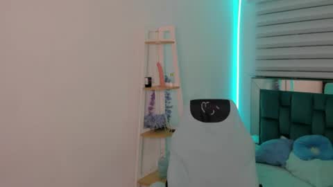 sara_red_x online show from 05.22.26
