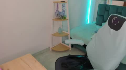 sara_red_x online show from 05.25.26