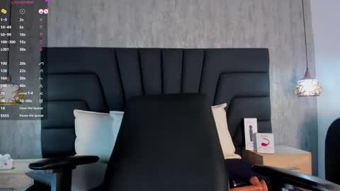 Snapshot of sara_stone17 chatting on 02.05.25 - online show from 02.05.25