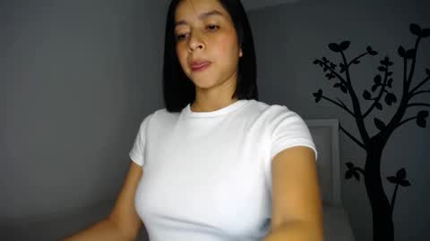 Snapshot of sara_tris chatting on 11.18.25 Sara online show from 11.18.25