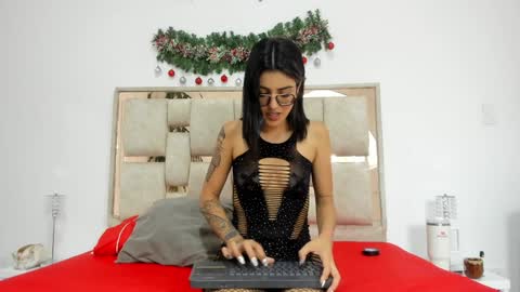 Snapshot of saraa_nix chatting on 12.18.24 sara online show from 12.18.24