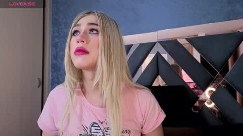 Snapshot of saraah_queen chatting on 10.14.25 Sarah online show from 10.14.25