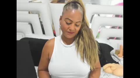 Snapshot of saraajhons chatting on 11.22.25 Sara online show from 11.22.25