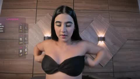 Snapshot of sarabellini chatting on 05.19.26 sarabellini online show from 05.19.26
