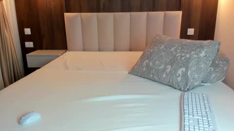 Snapshot of saradiamond01 chatting on 12.17.25 saradiamond01 online show from 12.17.25