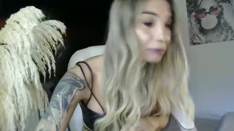 Snapshot of saragoddesshot chatting on 10.20.25 CALL ME LOVE SARITA online show from 10.20.25