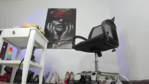 Snapshot of sarah_mistress_ chatting on 06.21.26 Sarah online show from 06.21.26