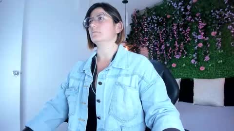 Snapshot of sarahdeyvis chatting on 12.01.25 Sarah Deyvis online show from 12.01.25