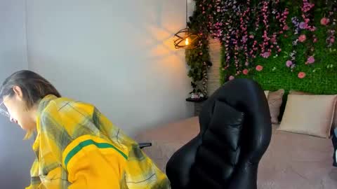 Snapshot of sarahdeyvis chatting on 12.04.25 Sarah Deyvis online show from 12.04.25