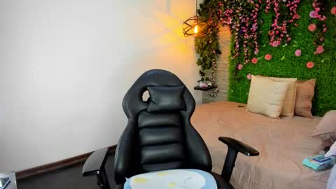 Snapshot of sarahdeyvis chatting on 12.04.25 Sarah Deyvis online show from 12.04.25