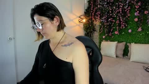 Snapshot of sarahdeyvis chatting on 12.14.25 Sarah Deyvis online show from 12.14.25