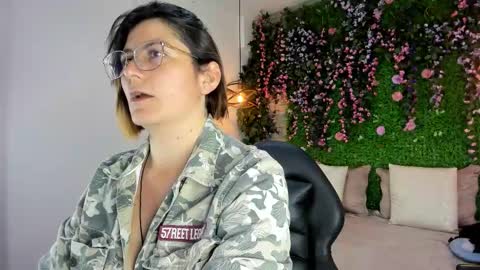 Snapshot of sarahdeyvis chatting on 12.15.25 Sarah Deyvis online show from 12.15.25