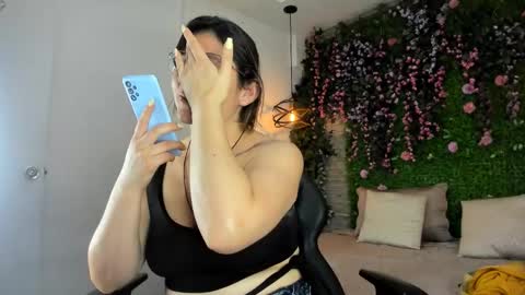 Snapshot of sarahdeyvis chatting on 12.16.25 Sarah Deyvis online show from 12.16.25