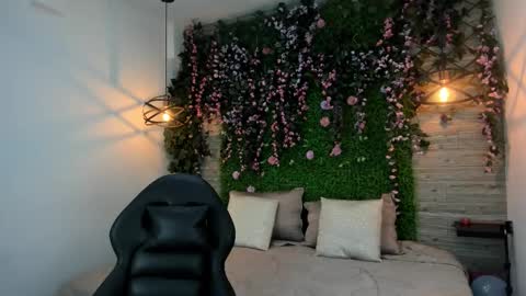 Snapshot of sarahdeyvis chatting on 12.17.25 Sarah Deyvis online show from 12.17.25