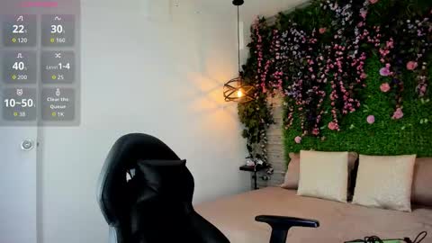 Snapshot of sarahdeyvis chatting on 12.19.25 Sarah Deyvis online show from 12.19.25