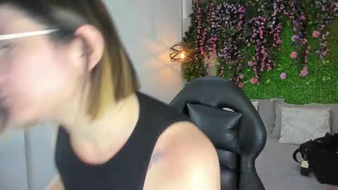 Snapshot of sarahdeyvis chatting on 01.14.26 Sarah Deyvis online show from 01.14.26