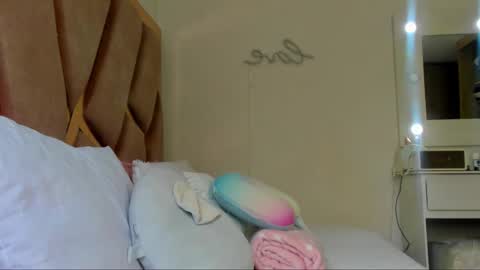 Snapshot of sarahhensoon chatting on 11.19.25 sarahhensoon online show from 11.19.25